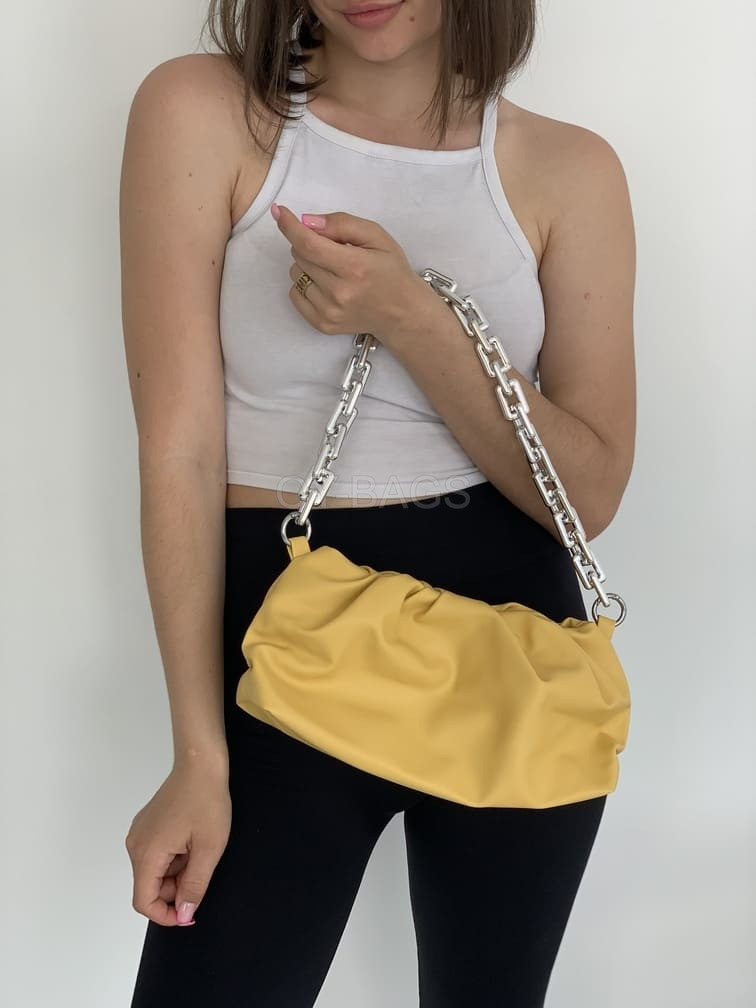 Стильна жіноча сумка - клатч  пельмень круглої форми середнього розміру з еко шкіри жовтого кольору