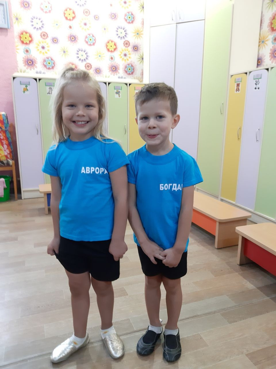 Футболка бірюзова з ім'ям дитини та чорні шорти без кишень