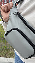Жіноча нагрудна сумка-бананка, слінг-сумка практична і стильна в сірому кольорі, фото 2