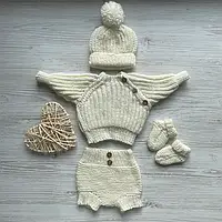 Комплект ручной вязки для младенца: кофточка, блумеры, шапочка, носочки.