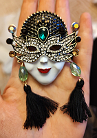 Крупная брошь брошка металл золотистый лицо венецианская маска чёрная белая обьемная