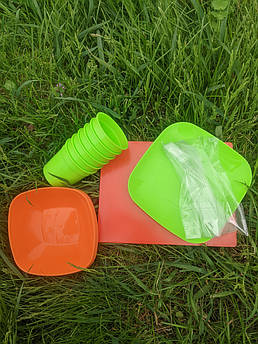 Набір посуду для пікніка на 6 персон БЖ-452 — пластиковий комплект тарілок, виделок і кружок у пакеті для відпочинку на природі