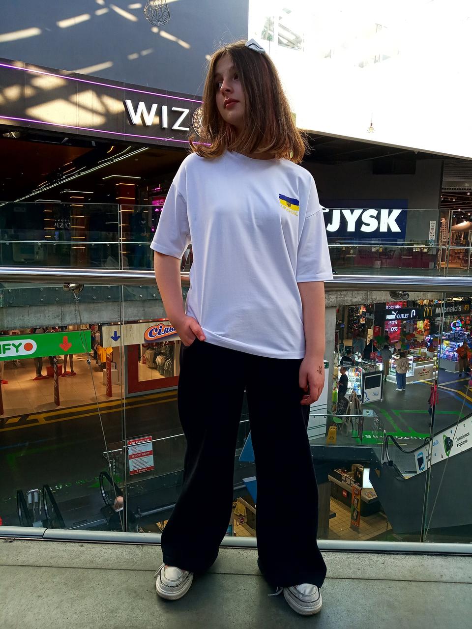 Біла футболка з патріотичною аплікацією "прапор"