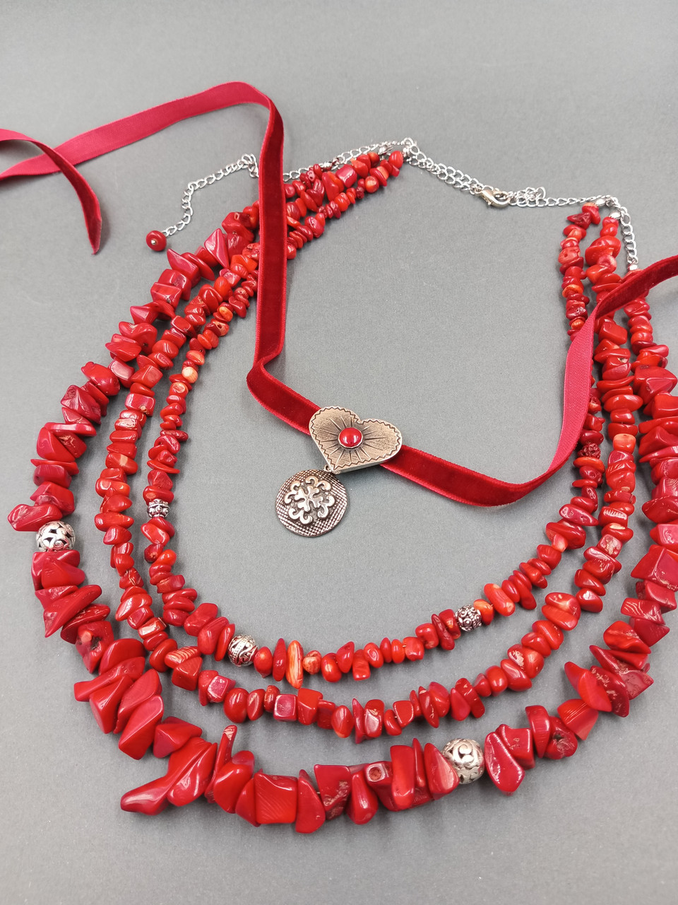 Дукач і намисто з натурального червоного корала — комплект етно прикрас із меляровой монетою б.