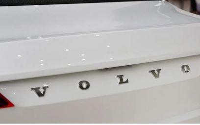 Шильдик емблема напис на багажник VOLVO Вольво  колір хром