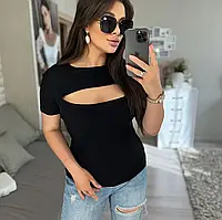 Футболка чорного кольору з якісного трикотажу з розрізом на грудях