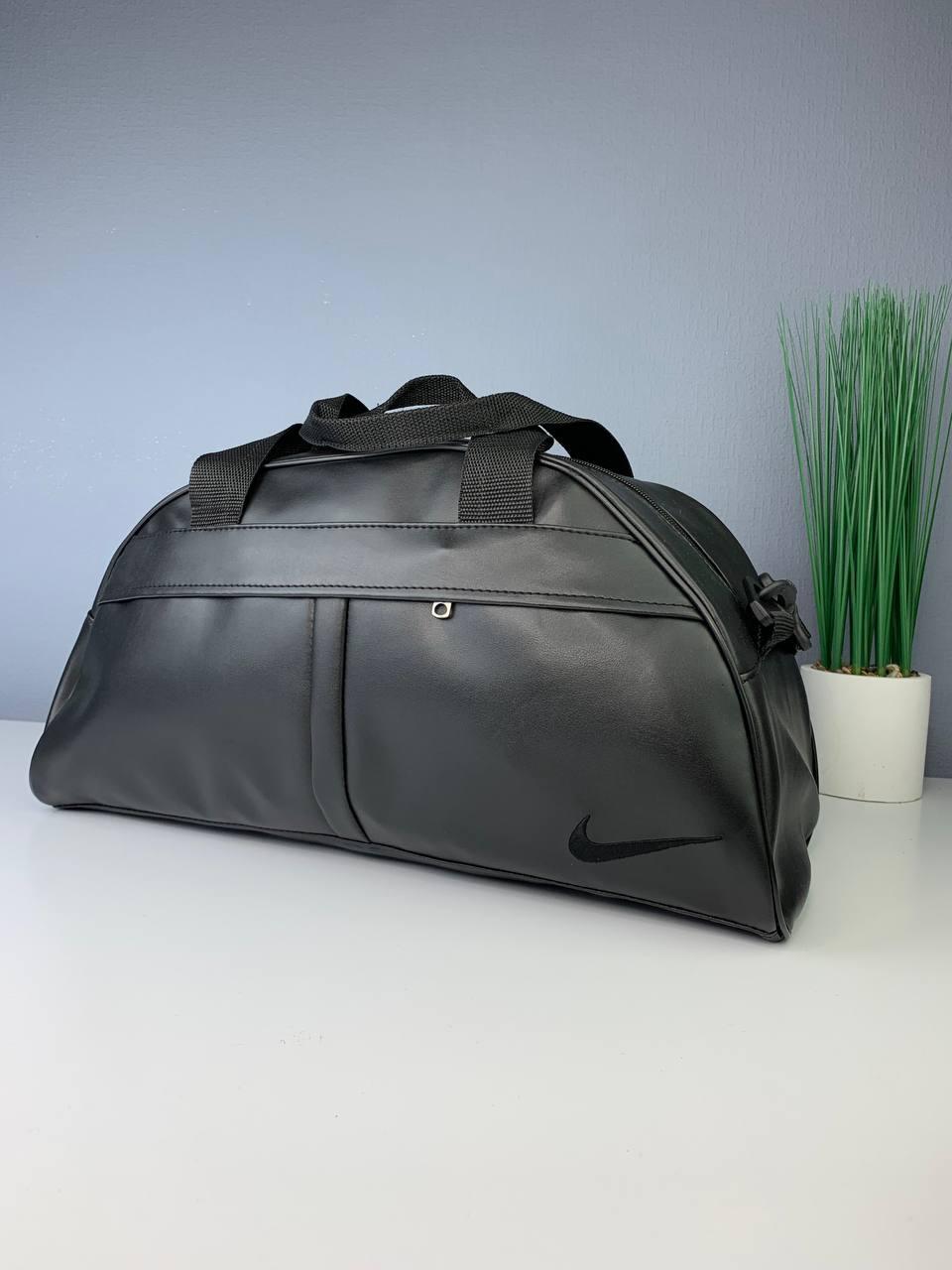 Чорна спортивна сумка Nike