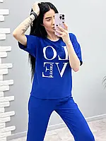 Яркий летний женский костюм синего цвета с футболкой