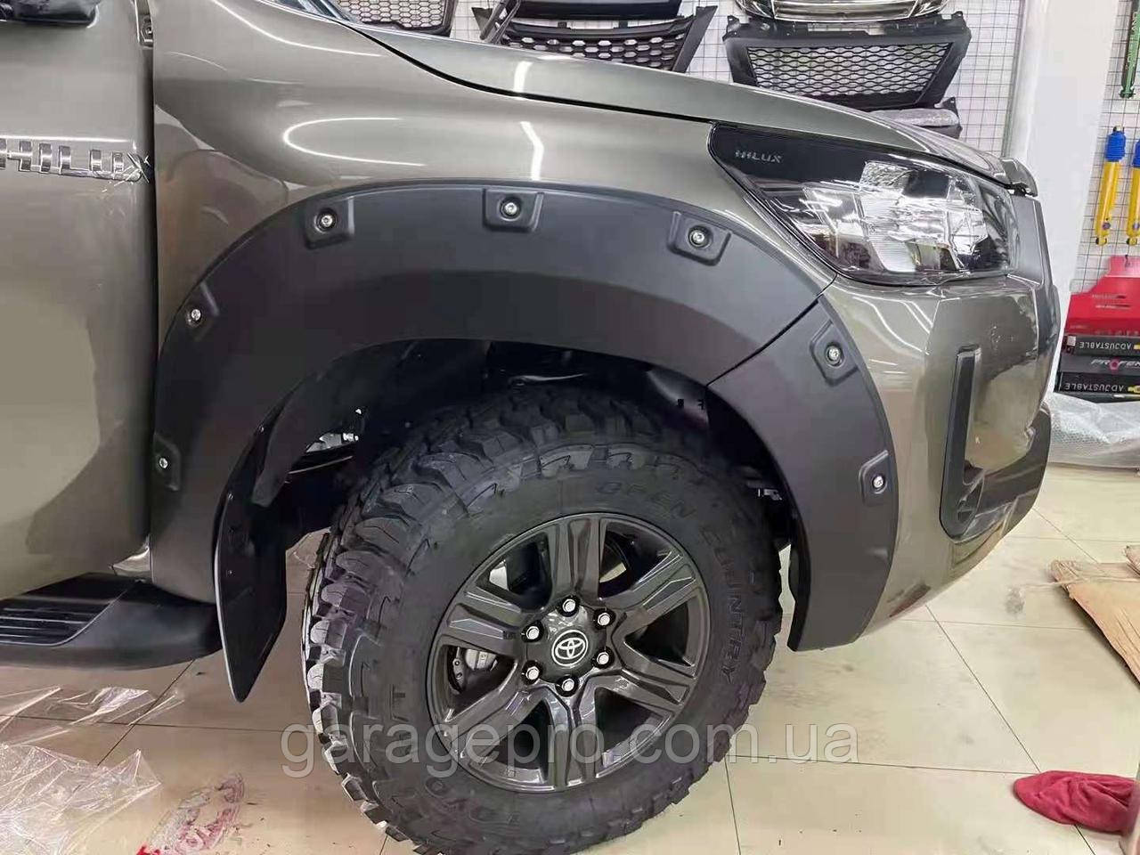 Пластикові фендера для Toyota Hilux 2020+ (розширювачі арок / ABS пластик)