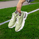 Шкіряні жіночі кросівки оливкового кольору на високій підошві, фото 3