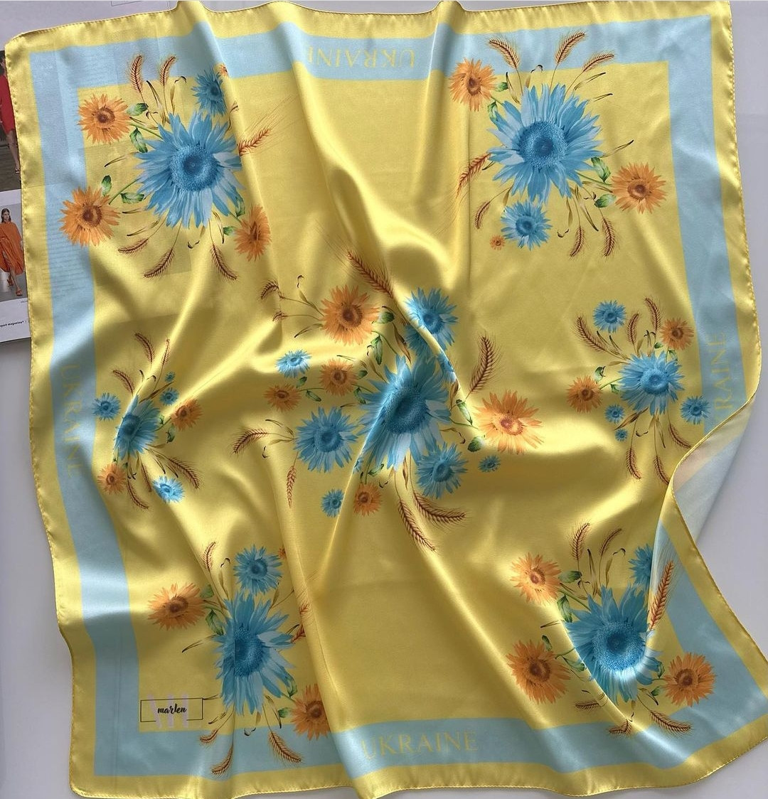 Шовкова хустка з патріотичним принтом Соняшники 70*70 см жовто-блакитна
