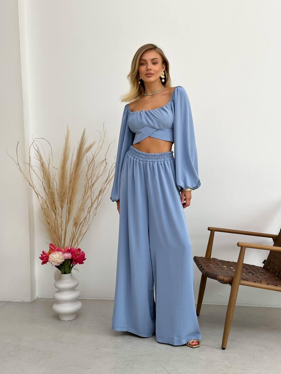 Красивий жіночий костюм Капсула топ з об'ємними рукавами і бантом ззаду та брюки на резинці Df5488