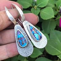 Уникальные серебристые серьги в форме овала с гравировкой листьев и цветов, с голубым овальным камнем и