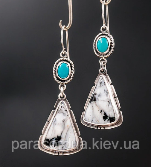 Елегантні сережки з блакитним круглим каменем і великим трикутним сіро-чорним каменем