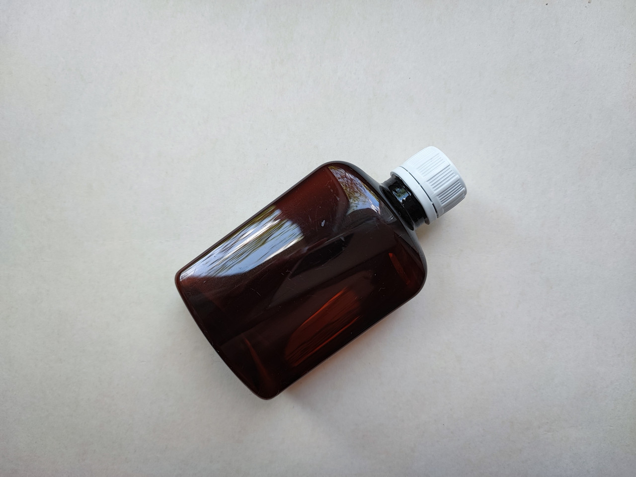 100 - 111 мл 20/410 Квадрат коричневий ПЕТ флакон з кришкою КПВ білою, пробкою, закруткою та контрольним кільцем