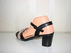 Жіночі чорні босоніжки матова шкіра широкий каблук розмір 41