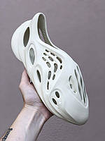 Женские кроссовки Adidas Yeezy Foam Runner Beige (бежевые) современные повседневные лёгкие кроссы PD7251 top
