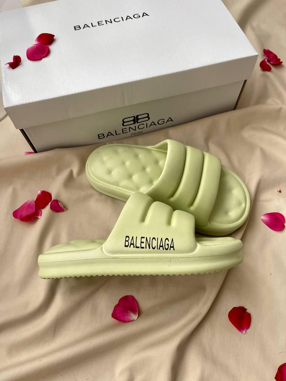 Жіночі шльопанці Balenciaga Puffy Slides Olive (світло-зелені/оливкові) м'які молодіжні шльопанці L0519 top