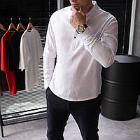 Мужская рубашка приталенная однотонная на заклепках с длинным рукавом белая