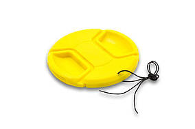 Кришка універсальна передня на об'єктив 55 мм — жовтого кольору — з внутрішнім зачіпанням і шнурком
