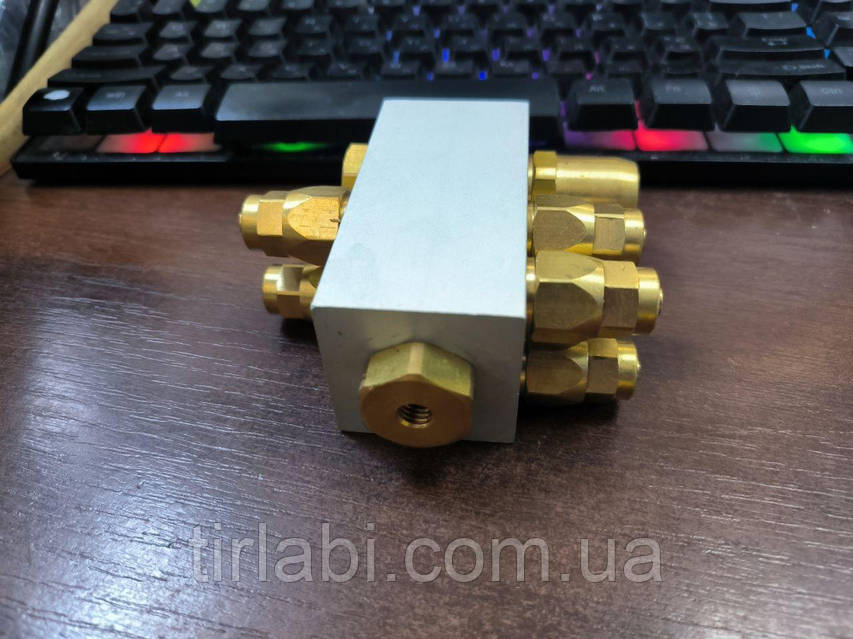 Кран разделитель пневматики коробка распределительная SCHMITZ