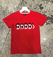 Качественная футболка красного цвета с логотипом бренда для мальчика