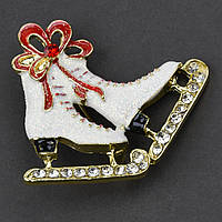 Брошка металева на золотистій основі ковзани з бантиком і стразами покрита кольоровою емаллю розмір 45Х50 мм