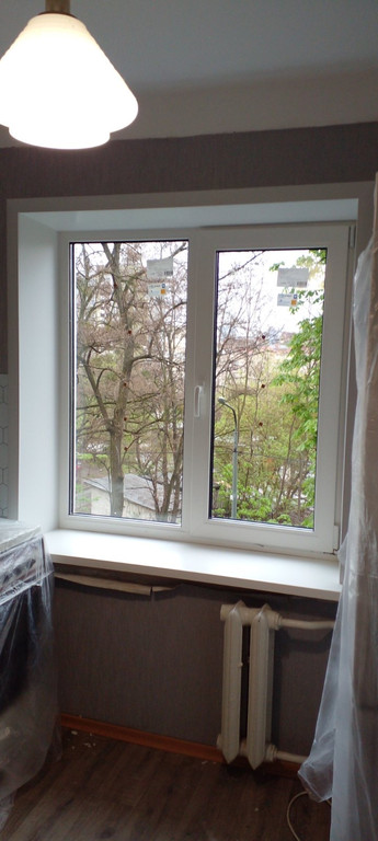 Двустворчатое окно REHAU Euro-Design 70 и теплыми внутренними откосами из сэндвич-панелей в "чешке"