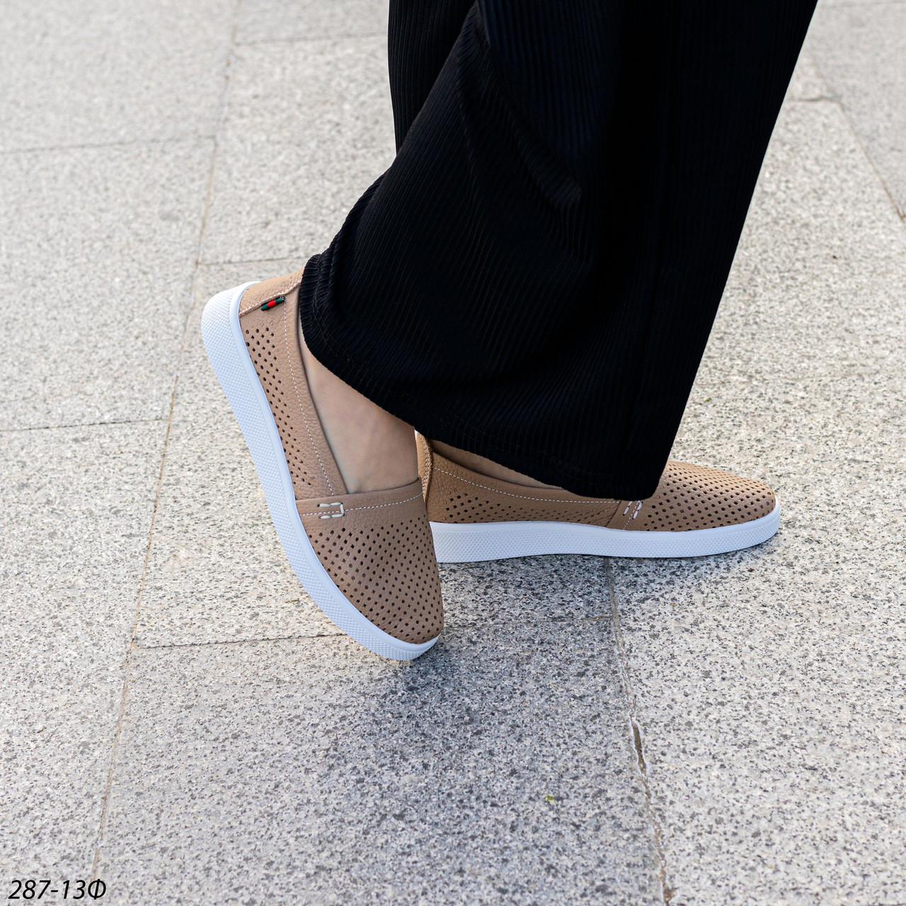 Шкіряні літні жіночі мокасини темно-бежевого кольору, фото 1