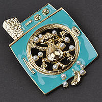 Брошка металева на золотистій основі кіт, що співає, з перлинками покрита кольоровою емаллю розмір 60Х40 мм