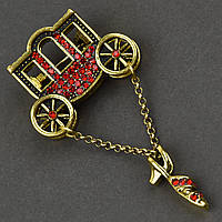 Брошка металева на золотистій основі карета сідниці з туфелькою в червоних сапфірах розмір 45Х35 мм