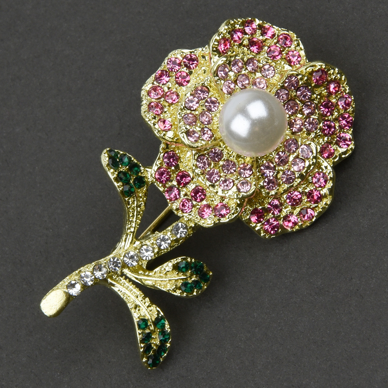 Брошка металева на золотистій основі квіточок із різнобарвними стразами та перлиною розмір 45Х25 мм - фото 1 - id-p1854022247