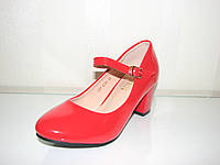 Яркие красные женские туфли на маленьком каблуке с ремешком размер 34