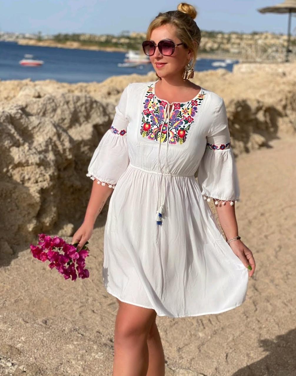 Плаття жіноче молодіжне білого кольору з вишивкою на грудях  (M,L,XL), фото 1