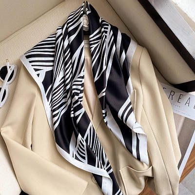 Косинка шовкова хустка в смужку анімалістичний принт зебра на шию на сумку жіночий атласний шаль шовк-армані Чорний + білий