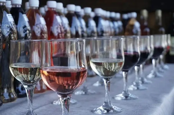 Розливні напівсолодкі столові вина: сорти