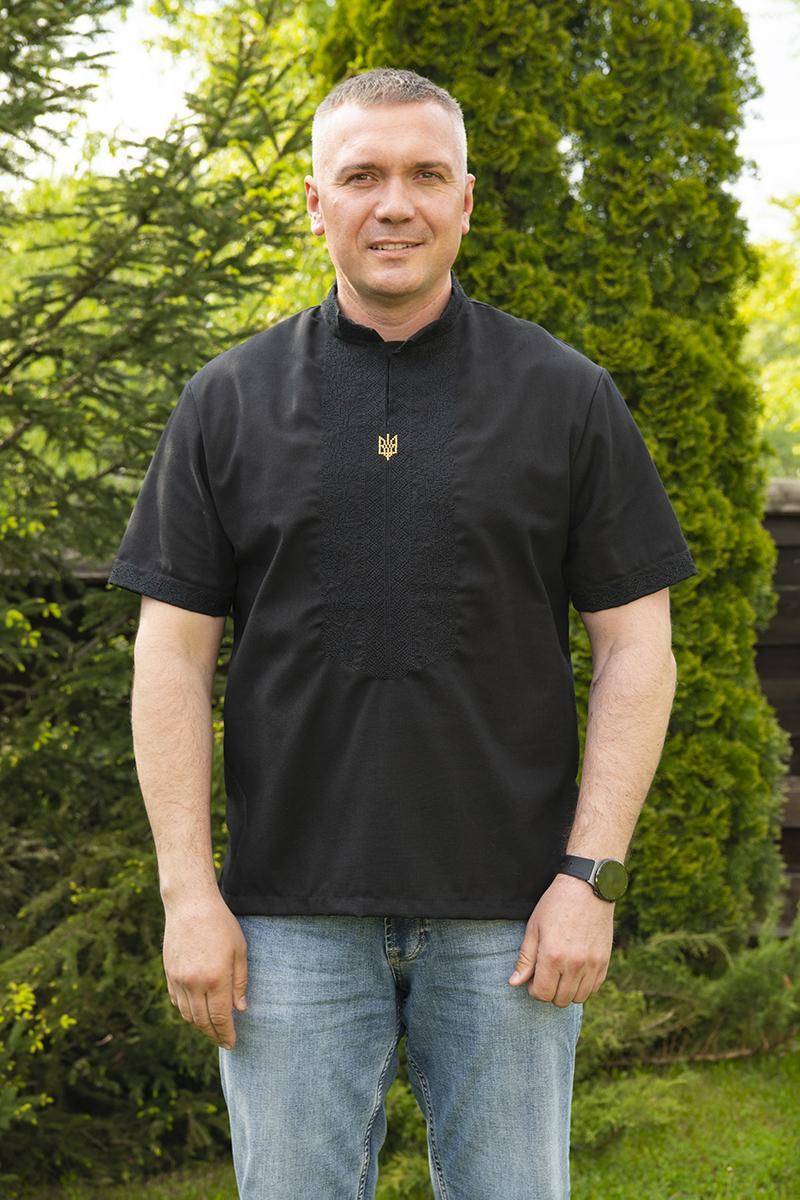 Чоловіча чорна вишиванка з коротким рукавом і чорною вишивкою та тризубом на планці розміри S - 5XL