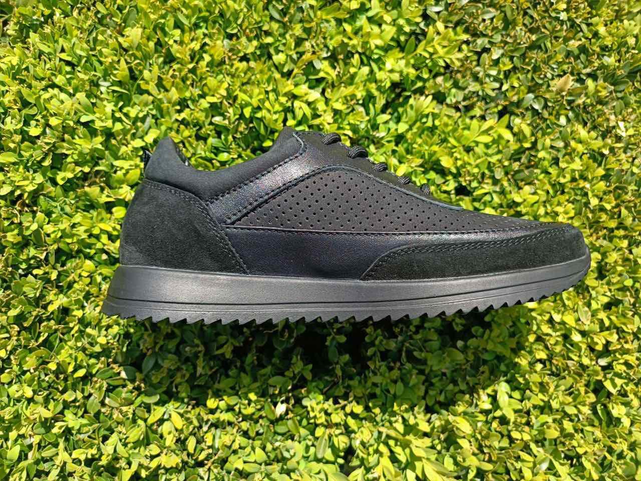 Кроссовки мужские 44 размер кожаные с перфорацией черные с шнурками кроссовки летние в дырочку - фото 4 - id-p1854616770