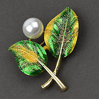 Брошка металева на золотистій основі пелюстки з перлинкою покрита кольоровою емаллю розмір 40Х35 мм