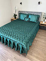 Атласное покрывало с подушками (двухспальное) изумрудного цвета