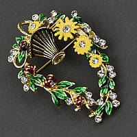 Брошка металева на золотистій основі вазу з квітами зі стразами покрита кольоровою емаллю розмір 50Х35 мм