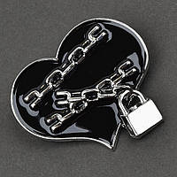 Брошка металева на сріблястій основі серце з ланцюгом і замком покрита кольоровою емаллю розмір 35Х40 мм