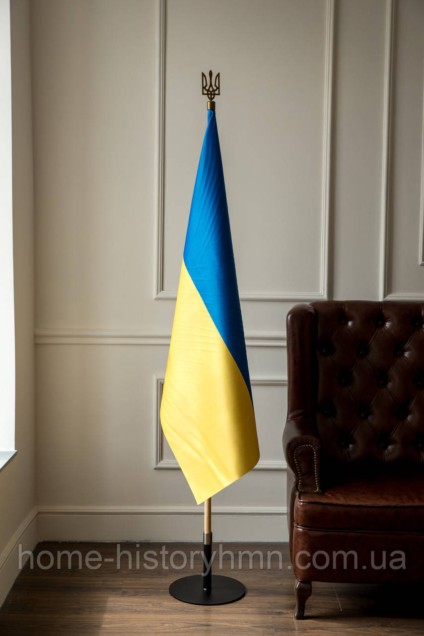 Набір для одного прапора, тримач для підлоги, атласний прапор України двосторонній, держак 2 м, наконечник Тризуб
