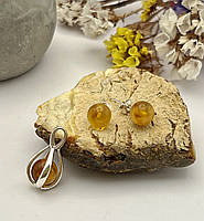Набір сережки- пусети та кулон з бурштину , комплект сережки та підвіска з бурштину