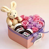 Подарок для девушки YourGifts Подарочный бокс с (фиолетово-розовыми) мыльными розами и сладостями для сестры,