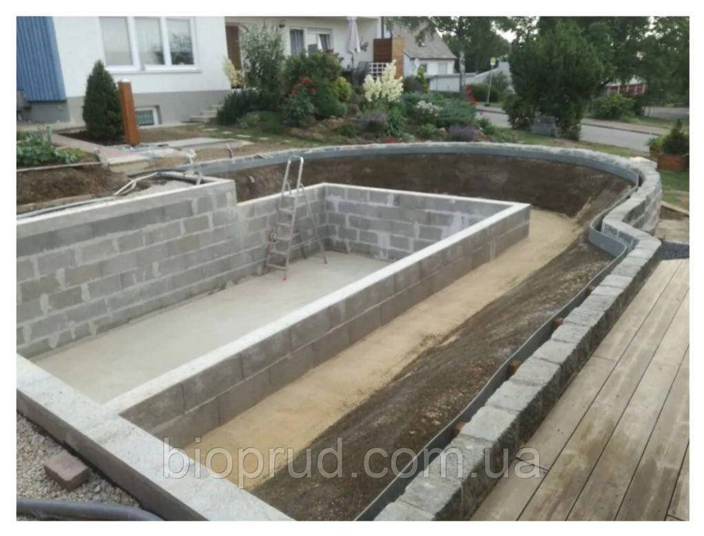 Натуральний екобасейн з природним очищенням води.