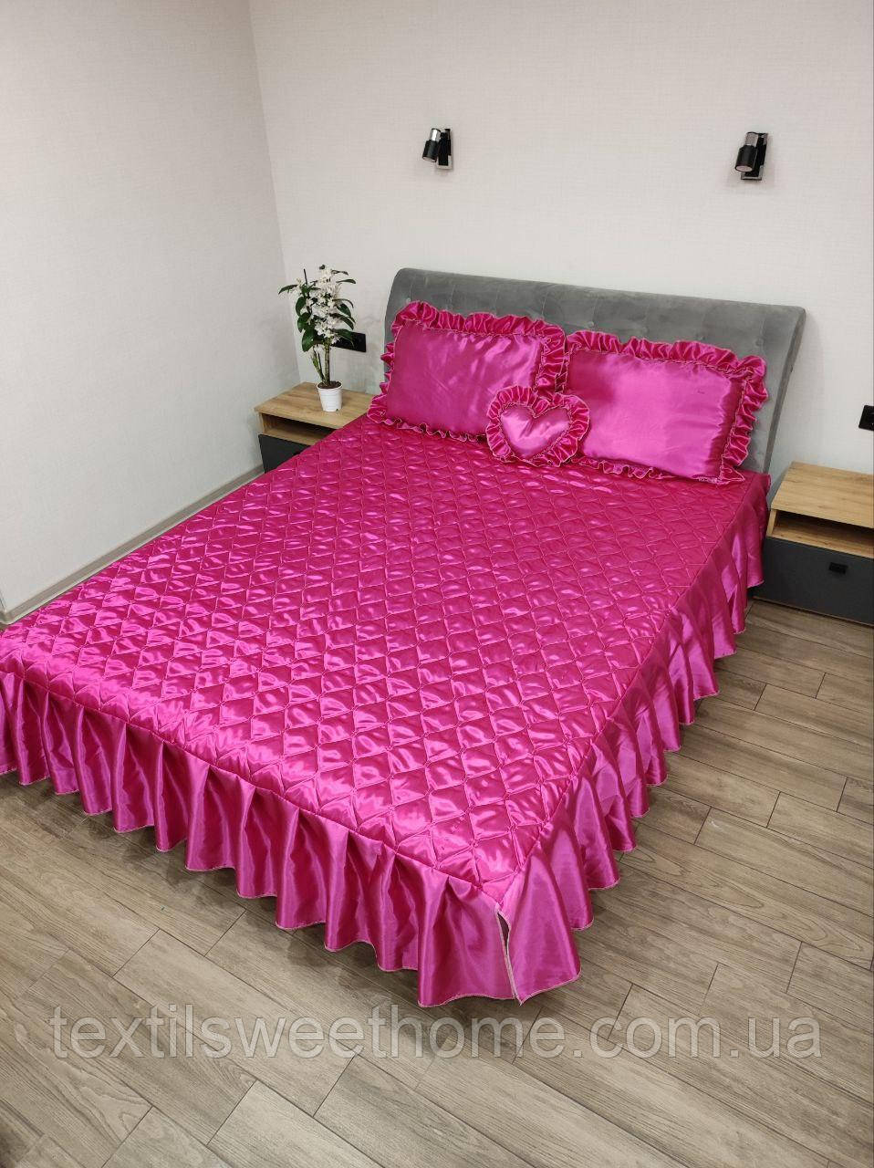 Покривало з атласу для двоспального ліжка з комплектом подушок кольору фуксія
