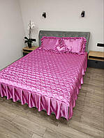 Атласное покрывало для двуспальной кровати с набором подушек лилового цвета