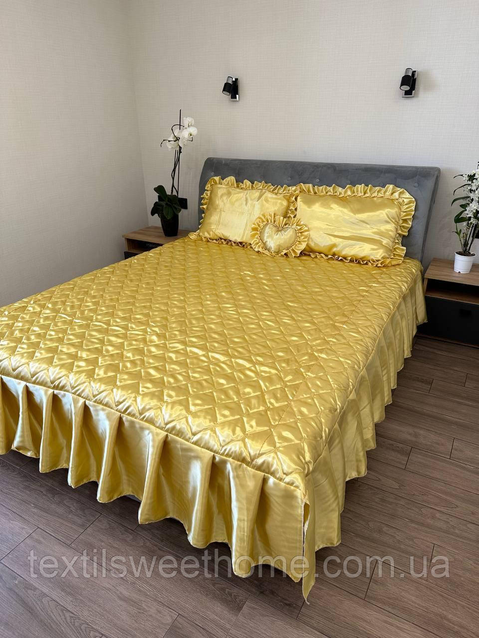 Покривало з атласу для двоспального ліжка з комплектом подушок, покривало жовтого кольору