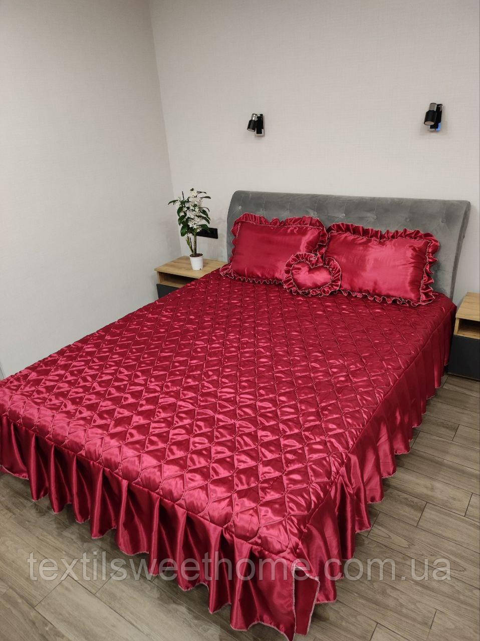 Атласне покривало з подушками для двоспального ліжка, красиве червоне покривало
